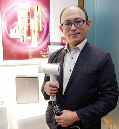 「キャビアドライヤー」を持つストリーム 営業本部商品営業部商品MDグループ 渡邉航志課長