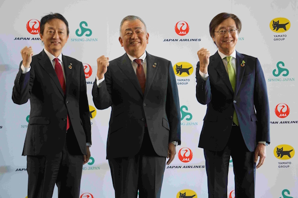 日本航空の斎藤祐二専務（右）、ヤマトホールディングスの長尾裕社長（中央）、スプリング・ジャパンの米澤章社長