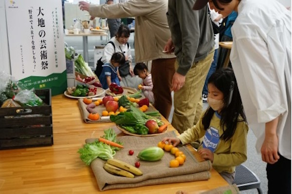 開催した芸術イベントでコラボレーション商品を販売した