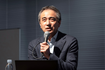 繊研新聞　窪田勉氏