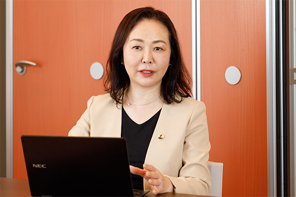 俺の 常務執行役員 管理本部 外販部 ECグループ長 岩﨑菜乙美氏