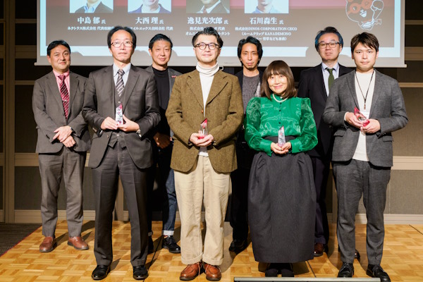 2023年11月に東京・虎ノ門で実施した「ネットショップ担当者アワード」第1回授賞式の受賞者（前列4人）と選考委員（後列4人）