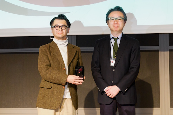 第1回「ネットショップ担当者アワード」でMVPとなったマッシュスタイルラボ EC事業本部 EC事業部長の今井貴大氏（左）と、選考委員長の中島氏