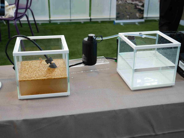 電動式携帯浄水器による浄水の実演