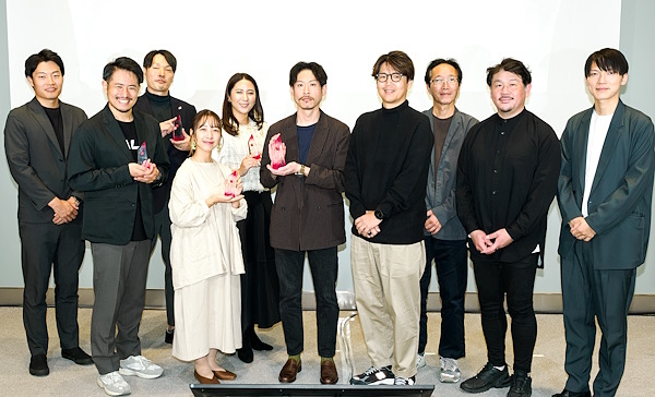 （左から）コマースメディアの井澤孝宏代表取締役、2025年アワード受賞者（トロフィーを持っている5名）、2024年受賞者のタイムマシン小川公造氏、2023年受賞者のアズワン中野裕也氏、2024年受賞者のPOST COFFEE 下村祐太朗氏、エトワール海渡 桑原惇氏