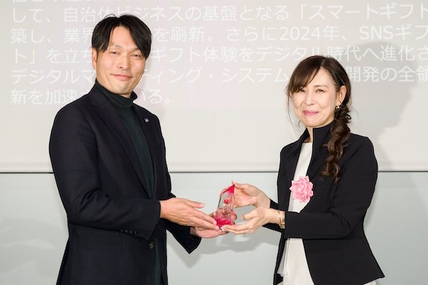 大川氏（左）と、プレゼンターを務めた田丸選考委員