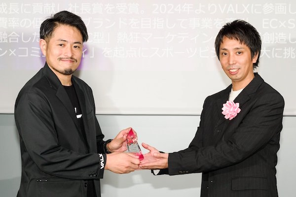 古賀氏（左）と、プレゼンターを務めた石川選考委員