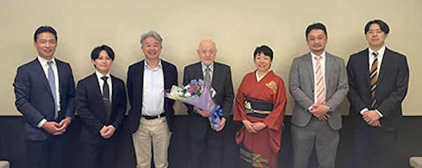 TMプラネットの田口正社長（左から4番目）、アシークの斉木美樹代表（左から5番目）