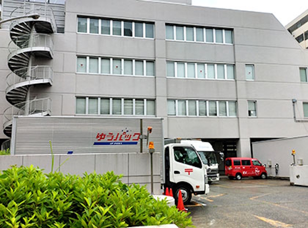 近距離輸送を担う約2500台車両の許可取消しが危ぶまれる日本郵便