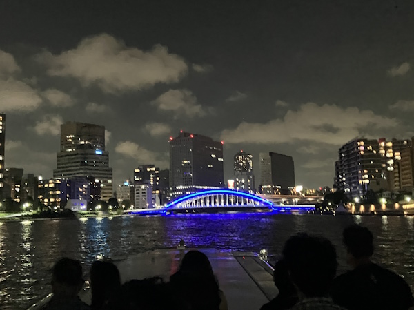 両国方面に戻るときに撮影した永代橋。鮮やかなブルーのライティングが綺麗で、隅田川に架かる橋の中で一番好きです