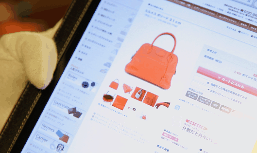 コメ兵の実店舗では、ECサイトを使い他店舗にある在庫を希望店舗に届ける