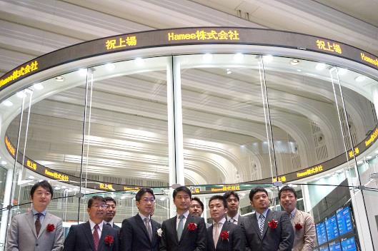 ハミィは4月20日に株式を上場、電光掲示板の前には「祝上場」の文字が表示