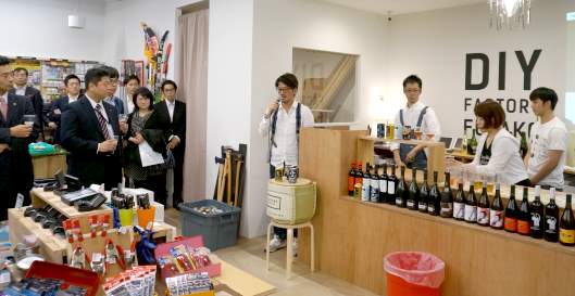 お披露目会であいさつする山田岳人社長