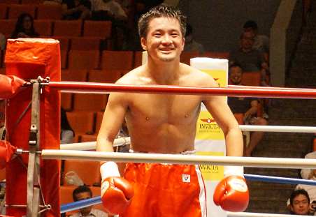試合終了後、周囲にあいさつをするベリトランス社員の居山さん