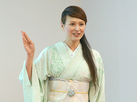 里井真由美氏