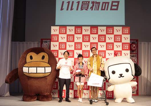 いい買物の日の記者会見には、ピコ太郎さん、小島 瑠璃子さんが参加
