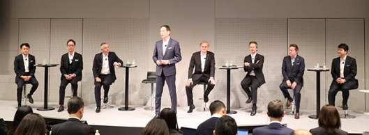 2020年度を最終年度とした中期経営計画を発表する魚谷社長ら