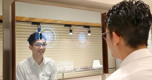 ジンズは、人工知能(AI)が似合い度判定する「JINS BRAIN」を搭載した「ブレインミラー」を設置
