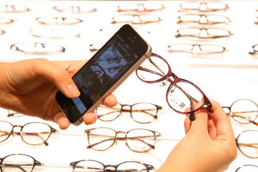 ジJINSが始めたAI活用の次世代型ショールーミング店舗