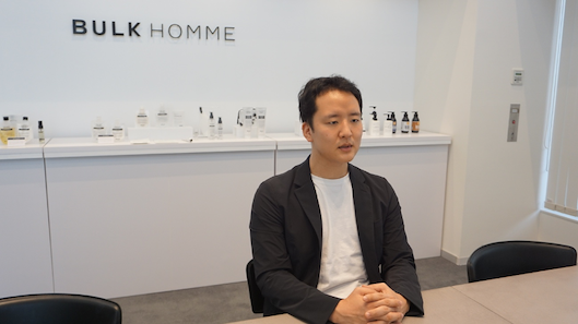 バルクオムのオフィスで取材に応じる野口卓也代表取締役CEO