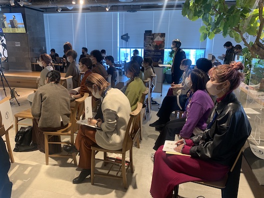 アダストリアが実施した「接客大会」（ロールプレイング形式）