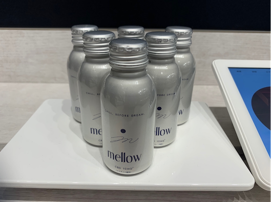 b8ta新宿店では、日本では珍しい「CBD（カンナビジオール）炭酸飲料」が出品されている