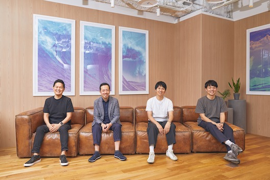 顧客時間の岩井琢磨氏（共同CEO 代表取締役）、奥谷孝司氏（共同CEO 取締役）、TO NINEの増田智士氏（CEO）、吉岡芳明氏（COO）（画像は顧客時間が提供）