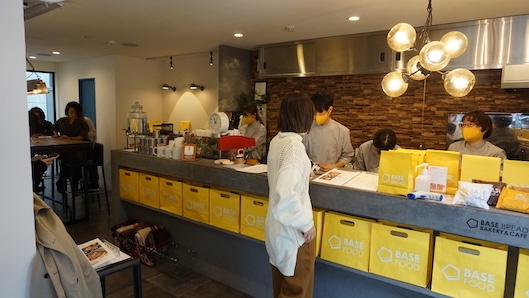 「BASE FOOD」 リーフレットで注文時にECで購入できることを案内する