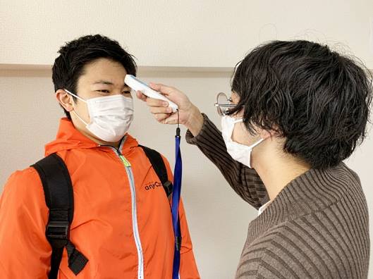 フードデリバリープラットフォーム「エニキャリ」では、出社時に体温の検温を行い、発熱状態でないことを確認してから配送業務に従事するようにしている