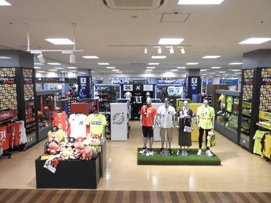 「スポーツオーソリティ幕張新都心店」は、千葉ロッテマリーンズ、千葉ジェッツ、ジェフユナイテッド市原・千葉のホームスタジアムに近いため、サイン展示や応援グッズ販売を行うスペースを設けた