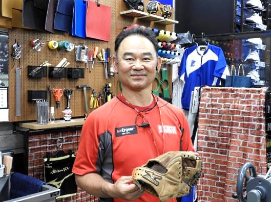 「スポーツオーソリティ幕張新都心店」は、豊富な知識を持った販売員が、コニュニケーションを取りながら、体験（コト）型の販売を行う