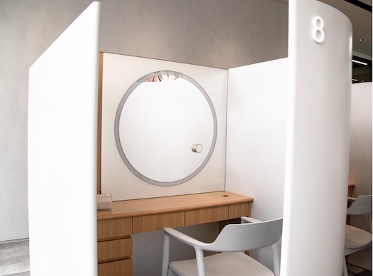東京・表参道にあるオルビスの体験特化型店舗「SKINCARE　LOUNGE　BY　ORBIS」2階。ORBISアプリ会員は自由にオルビス商品を利用できる