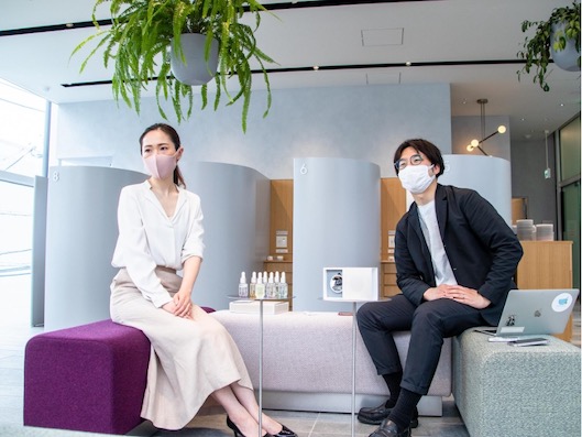 新規事業開発グループの田村陽平グループマネジャー（右）と、 諸町実希氏