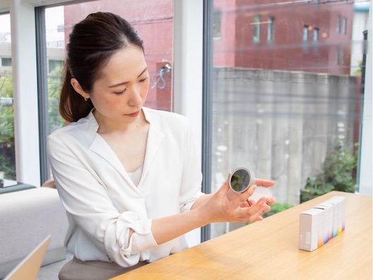 「スキンミラー」は直径58mm、厚さ約18mmの円形のデバイスで、片手でも簡単に持てる