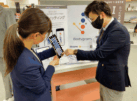 はるやま商事は展開するブランド「はるやま」「PerfectSuitFActory（P.S.FA）」「フォーエル」の店舗で、スマートフォンなどスマートデバイスで撮影した写真2枚で全身24か所を身体採寸する接客を始める
