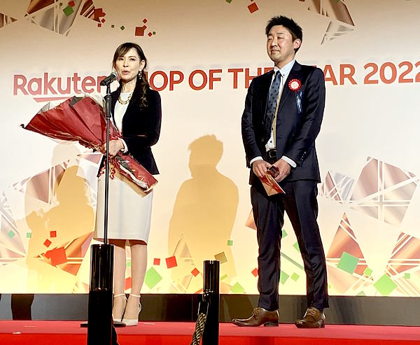 楽天は1月25日、「楽天市場」に出店する約5万5000店舗のなかから、「購入者からの投票」「2022年の売り上げや受注件数」などを主な基準に優れたショップを選出して表彰する「楽天市場ショップ・オブ・ザ・イヤー2022（楽天SOY2022）」を開き、「アルペン楽天市場店」（運営はアルペン）が総合グランプリを受賞した　総合2位の「サンドラッグ」