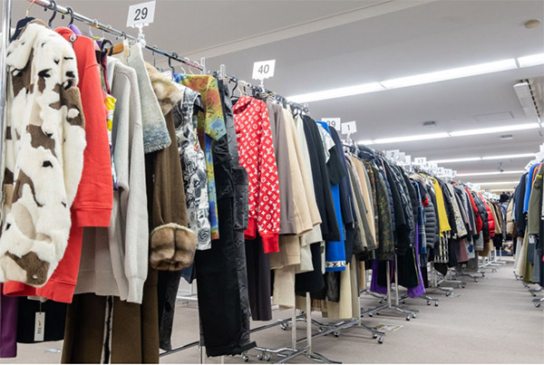 KOMEHYOオークション WOVN.io BtoBオークション市場 出品されるブランドのバッグや衣類のイメージ