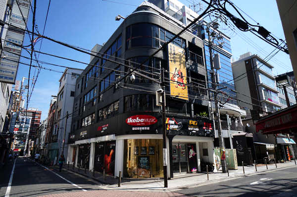 「プレミアムギターズ」1F（大阪）