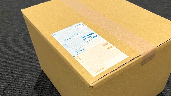段ボールに貼った、ラベル伝票のイメージ