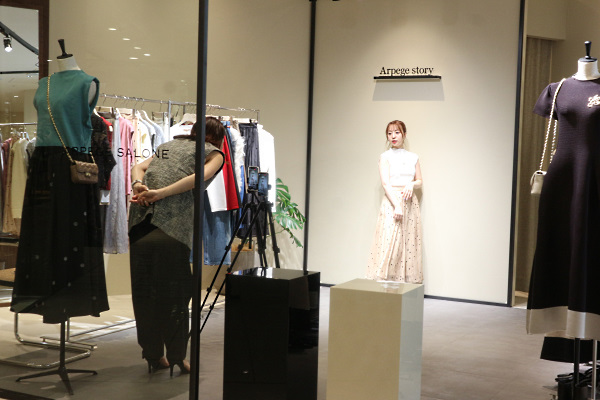 店舗を訪れた人が生で見られる、店舗併設スタジオでのライブ配信