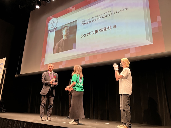 シュッピン グローバル戦略部長 小野新平氏（左の人物）