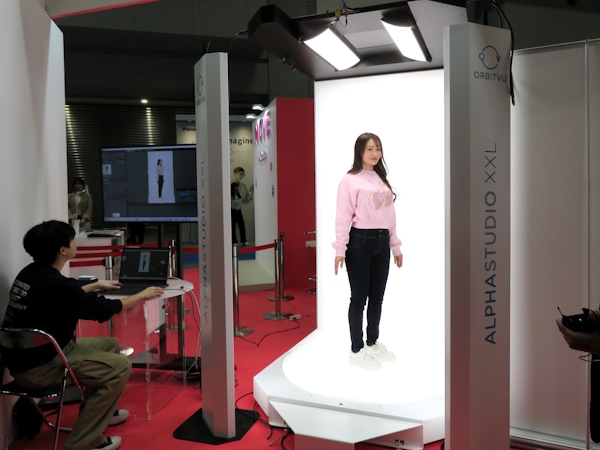 「MOVE」出店者が利用できる、出品する商品を360度撮影可能な「360度回転撮影」サービス（東京都・渋谷のライブスタジオで提供。画像は展示会出展ブース用のミニスタジオ）