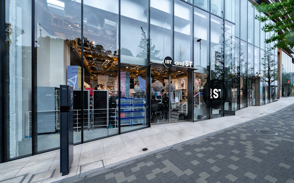 アダストリア 「and ST（アンドエスティ）」の旗艦店「and ST TOKYO（アンドエスティ トーキョー）」 原宿に開店した「and ST TOKYO」の外観