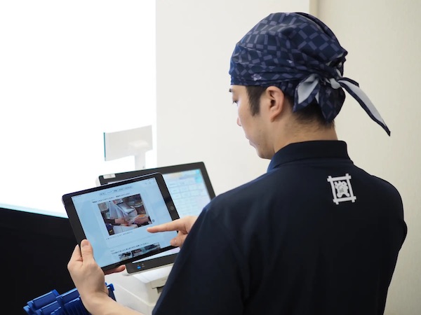 資さんでの動画マニュアル活用の様子