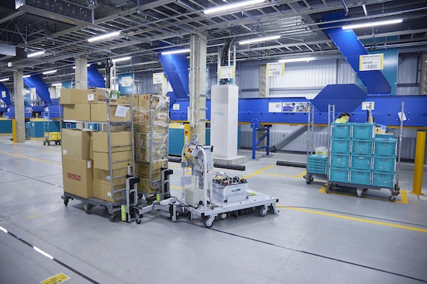 入荷商品を自動で搬送する「無人搬送機（AGV）」