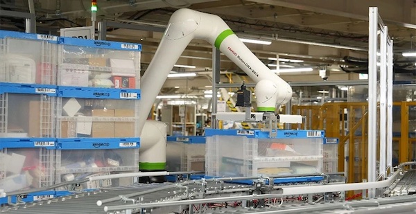 商品が入った折り畳み式コンテナを荷台からコンベアに移動するなど、入荷業務をサポートする「デパレタイザー」
