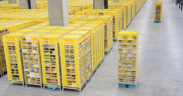 「Amazon Robotics」エリアではロボットが商品保管棚を運んで入出荷をサポートする