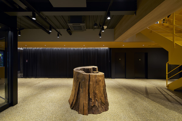 ファッションEC「ZOZOTOWN」を運営するZOZOは10月15日から、本社を置く西千葉に新会議棟「ZOZOTENT（ゾゾテント）」が完成、会議棟としての利用を始めた。