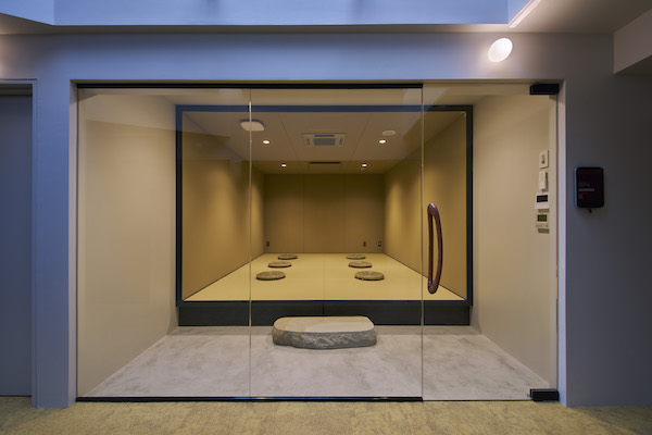 ファッションEC「ZOZOTOWN」を運営するZOZOは10月15日から、本社を置く西千葉に新会議棟「ZOZOTENT（ゾゾテント）」が完成、会議棟としての利用を始めた。